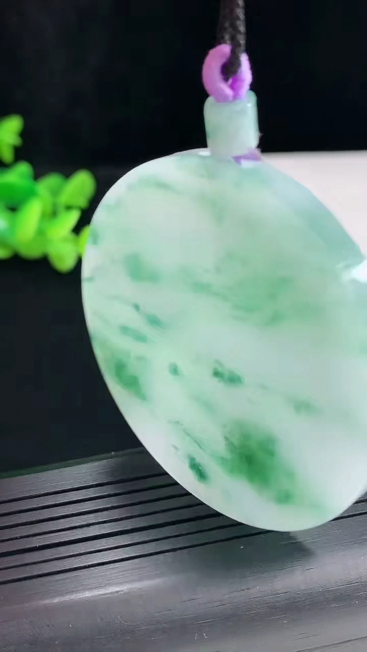 天然A货翡翠飘花无事牌吊坠，尺寸54-5.2重量:45.33g
4月25日