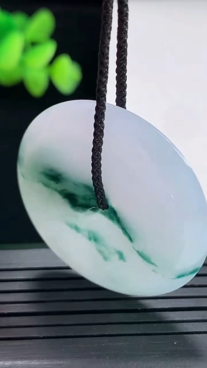 天然A货翡翠飘花平安扣吊坠，尺寸36.6-5.6重量:16.19g
4月25日