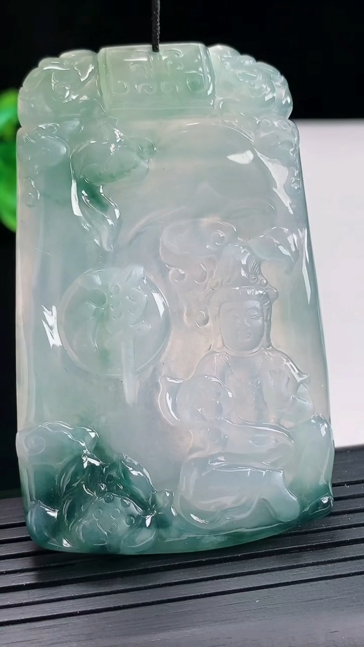 天然A货翡翠冰种飘花大势至菩萨吊坠，尺寸69-42-5.2重量:36.24g
4月25日
