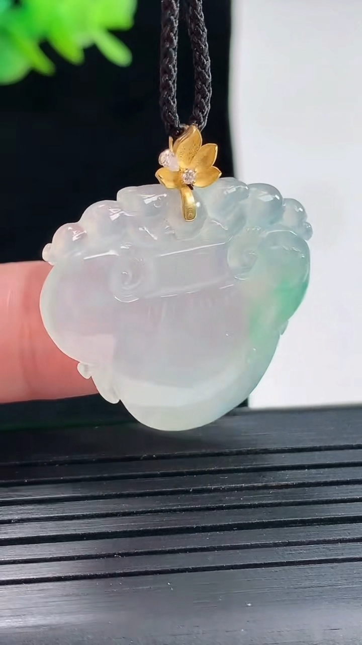 天然A货翡翠如意吊坠，尺寸26-29.5-3.6重量:6.31g
4月25日