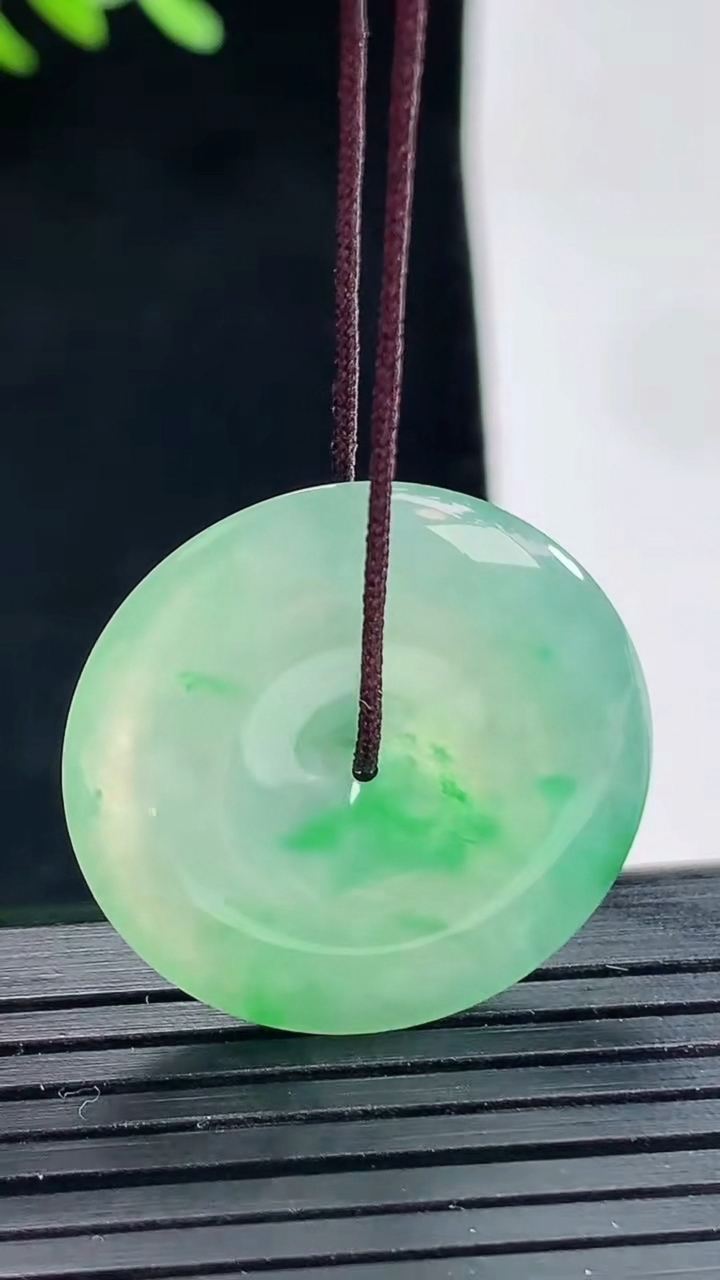 天然A货翡翠平安扣吊坠，尺寸25.5-4.5重量:6.01g
4月25日