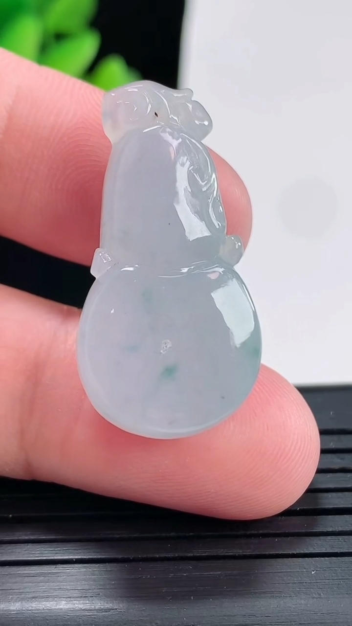 天然A货翡翠飘花葫芦吊坠，尺寸32-16.5-9重量:8.48g
4月25日