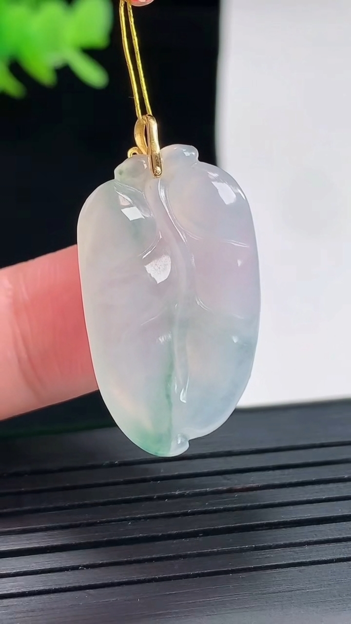 天然A货翡翠金枝玉叶 叶子吊坠，尺寸27-17-3.6重量:3.74g
4月25日