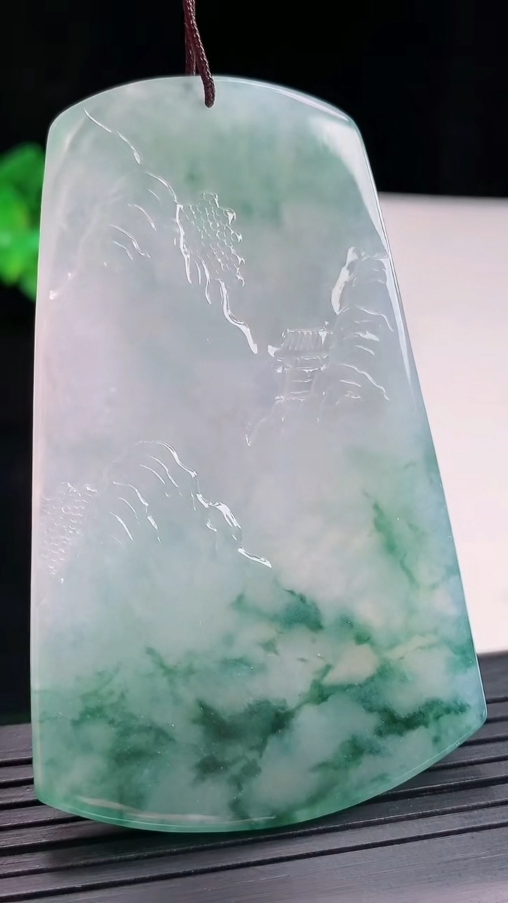 天然A货翡翠牌吊坠，尺寸71-43.6-5.5重量:42.12g
4月25日