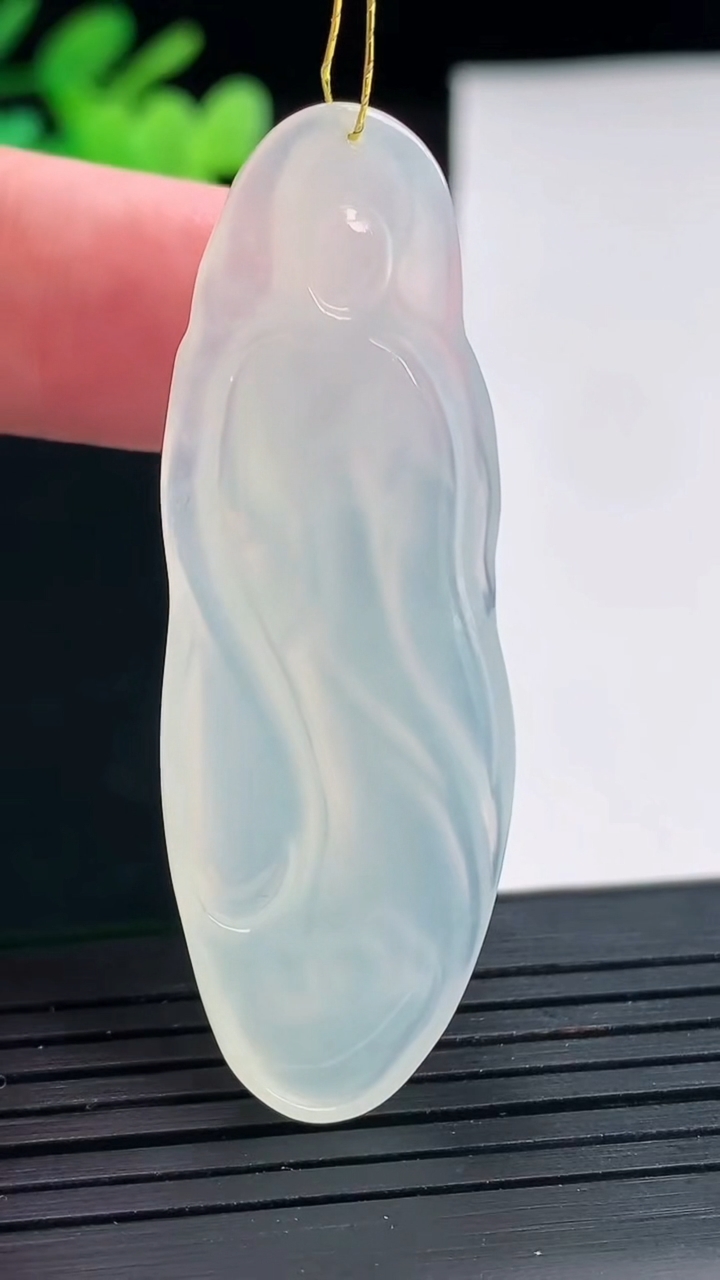 天然A货翡翠观音菩萨吊坠，尺寸53.5-18-4.2重量:9.05g
4月25日