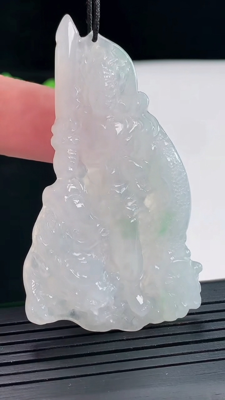 天然A货翡翠御龙不动明王吊坠，尺寸62-36-5.8重量:20.34g
4月25日