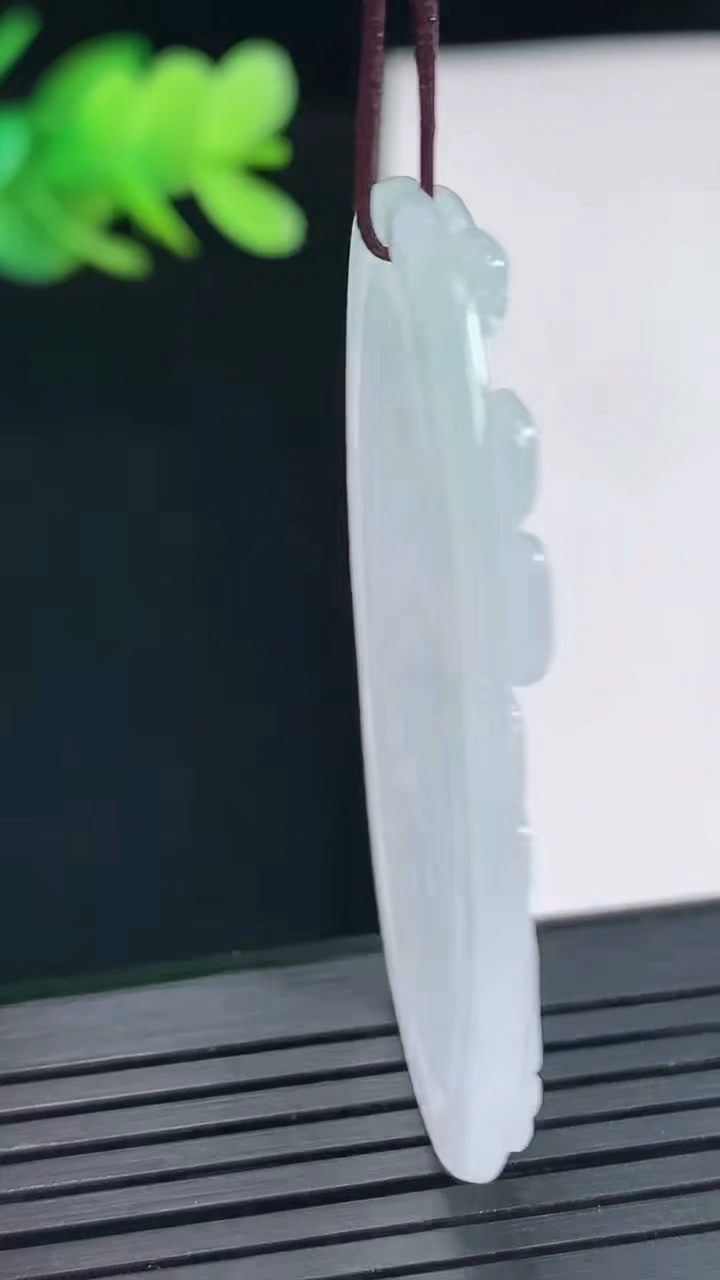 天然A货翡翠生肖马吊坠，尺寸49-27-4重量:10.88g
4月25日