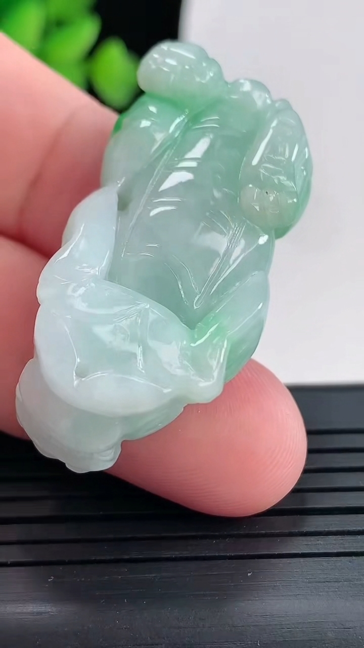 天然A货翡翠貔貅吊坠，尺寸42-18.6-15重量:18.85g
4月25日