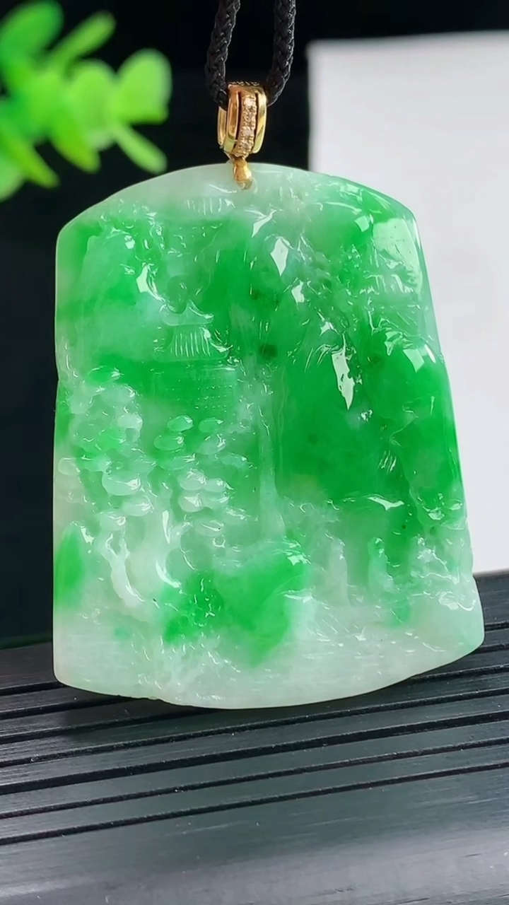 天然A货翡翠山水牌吊坠，尺寸44-35-4重量:15.04g
4月25日