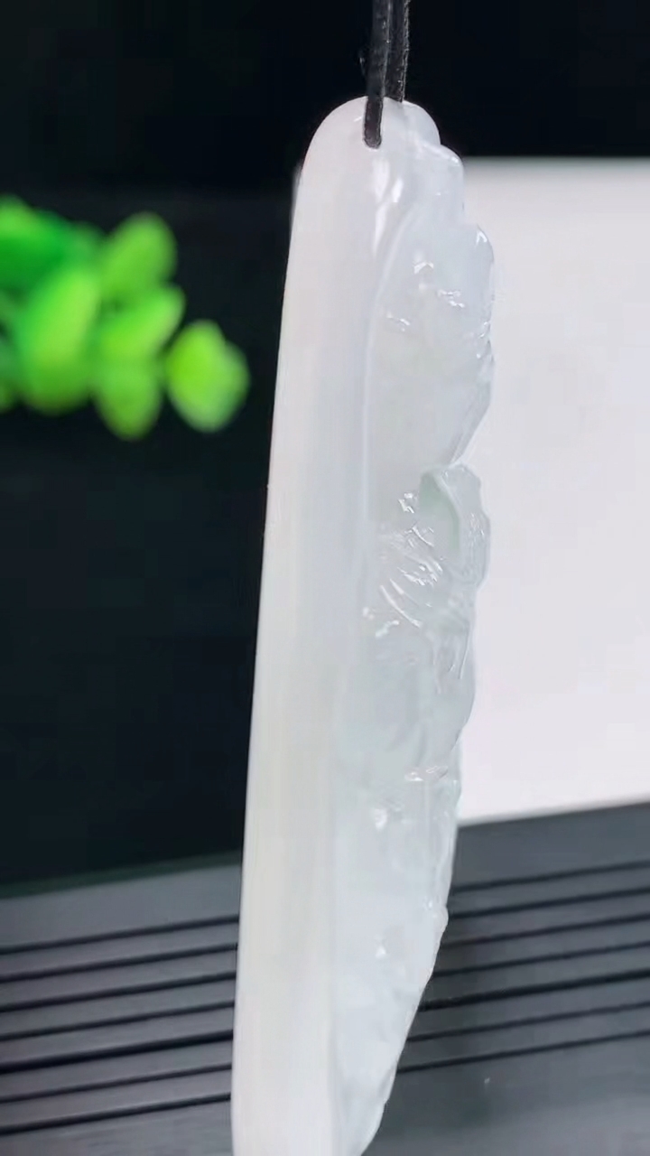 天然A货翡翠大势至菩萨吊坠，尺寸60.5-43.2-9重量:44.73g
4月25日