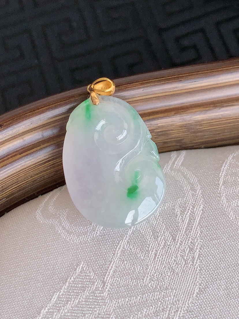 天然A货翡翠18K金扣头飘绿如意吊坠 
尺寸22.2-15.6-6mm 重量3.90g 0425
