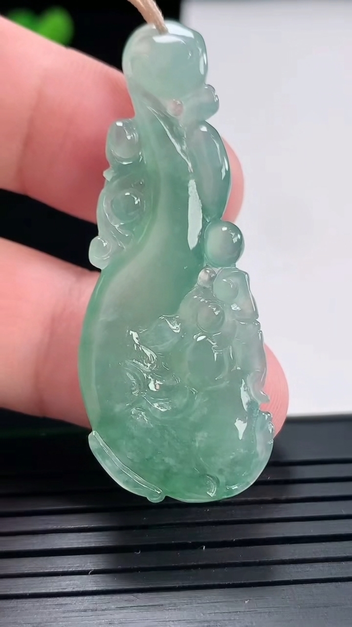 天然A货翡翠仿古龙吊坠，尺寸51.5-19-5.2重量:8.84g
4月25日