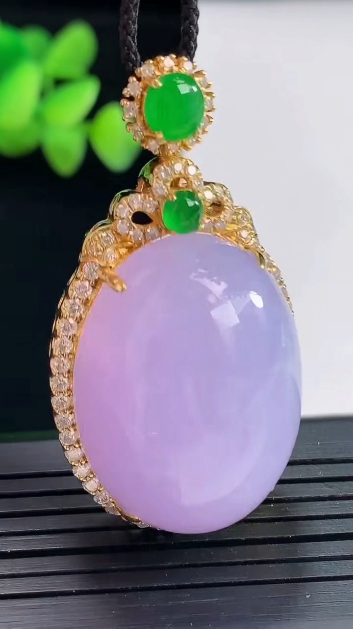 天然A货翡翠18k金紫罗兰蛋面吊坠，尺寸46.5-25-15，裸石29-22重量:18.60g
4月25日