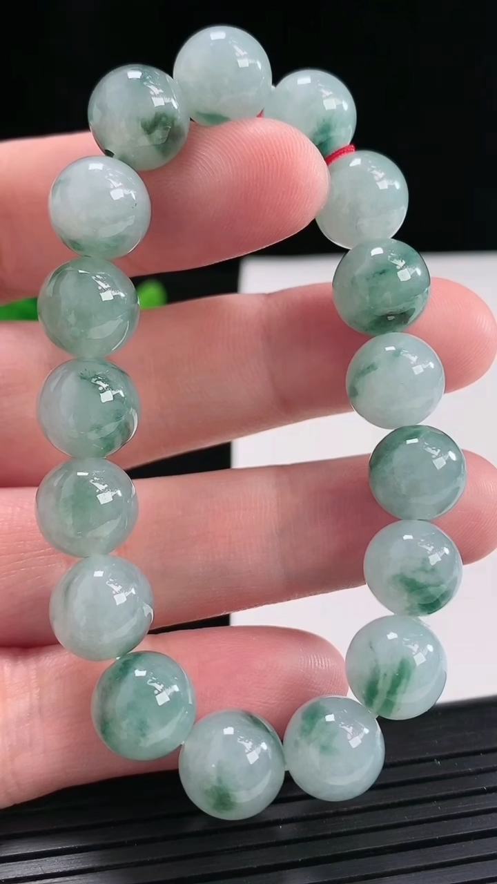 天然A货翡翠飘花圆珠手串，尺寸10.5-17颗重量:37.33g4月25日
工厂直销收藏佳品,种好水