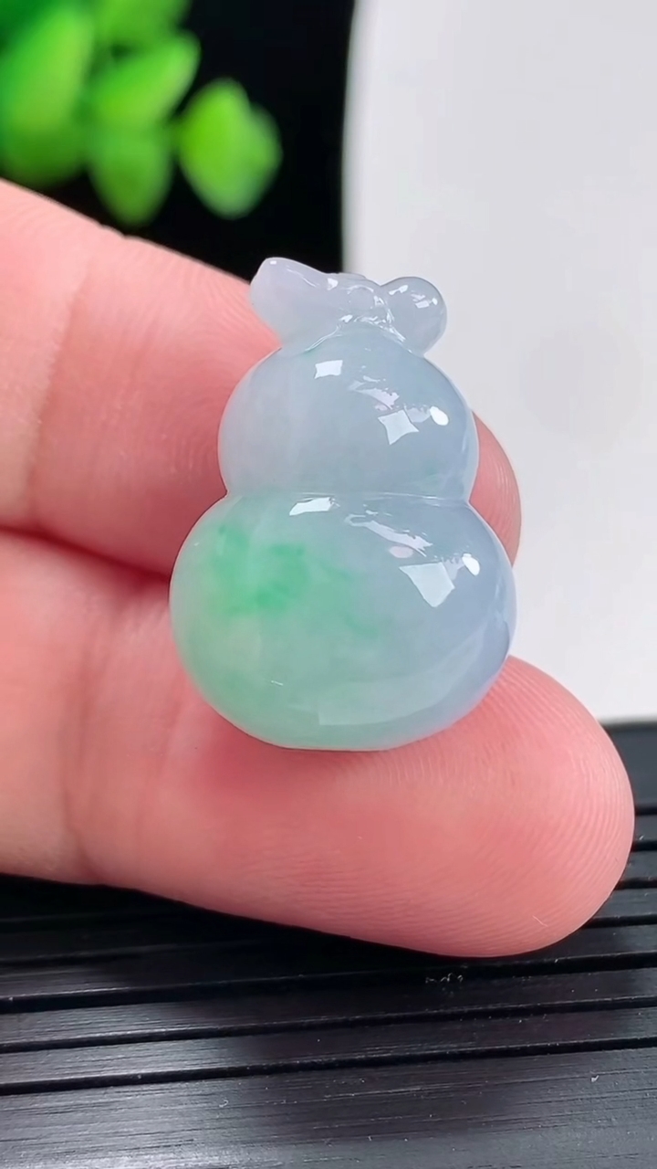 天然A货翡翠春带彩 紫罗兰葫芦吊坠尺寸23-16.6-12重量:7.42g
4月25日