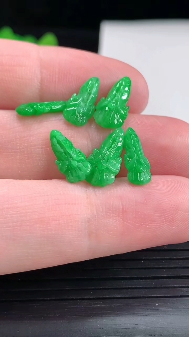 天然A货翡翠白菜吊坠一手，尺寸14.5-7-4重量:1.87g
4月25日