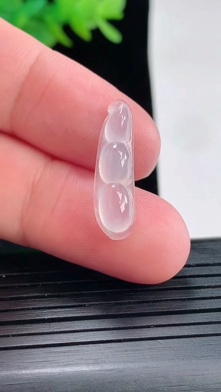 天然A货翡翠福豆吊坠，尺寸23-6.5-3.6重量:1.13g
4月25日