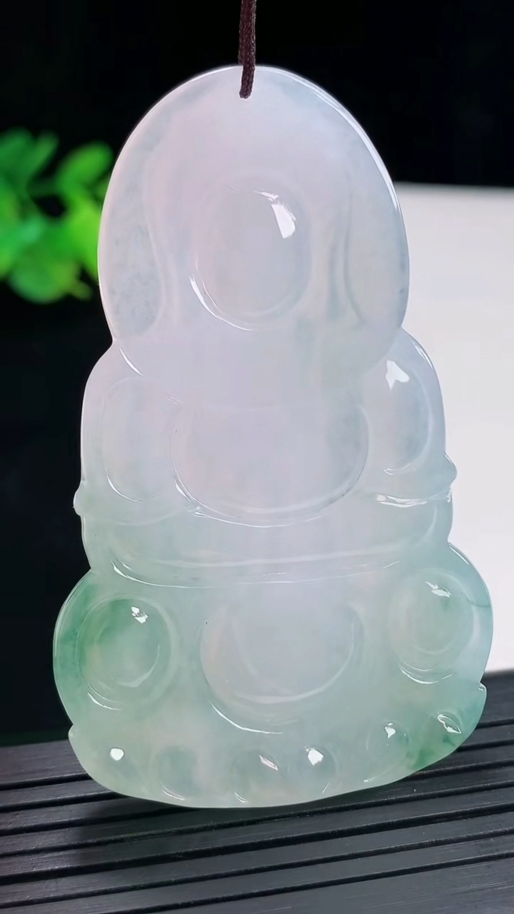 天然A货翡翠飘花正装观音吊坠，尺寸66.6-40.6-6.2重量:29.29g
4月25日