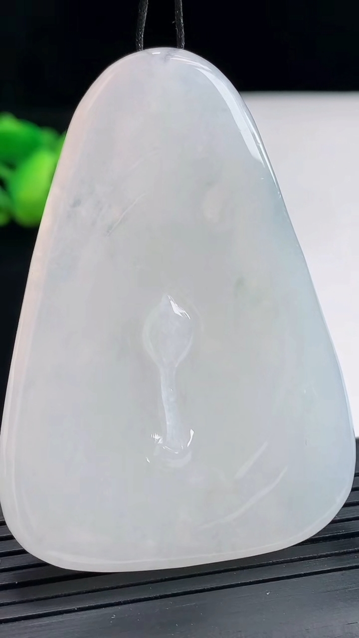 天然A货翡翠大势至菩萨吊坠，尺寸60.5-43.2-9重量:44.73g
4月25日