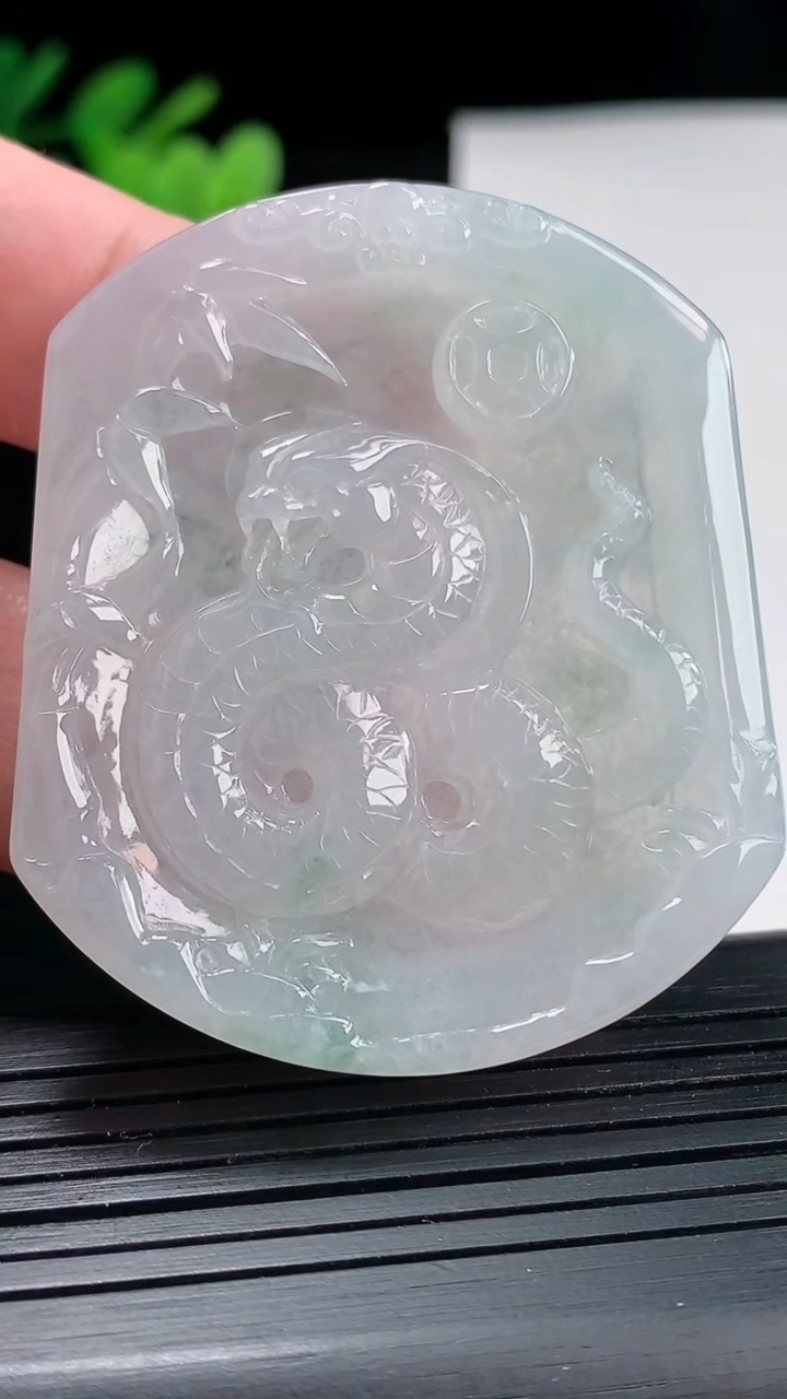 天然A货翡翠生肖蛇吊坠，尺寸52-44-4.8重量:26.28g
4月25日