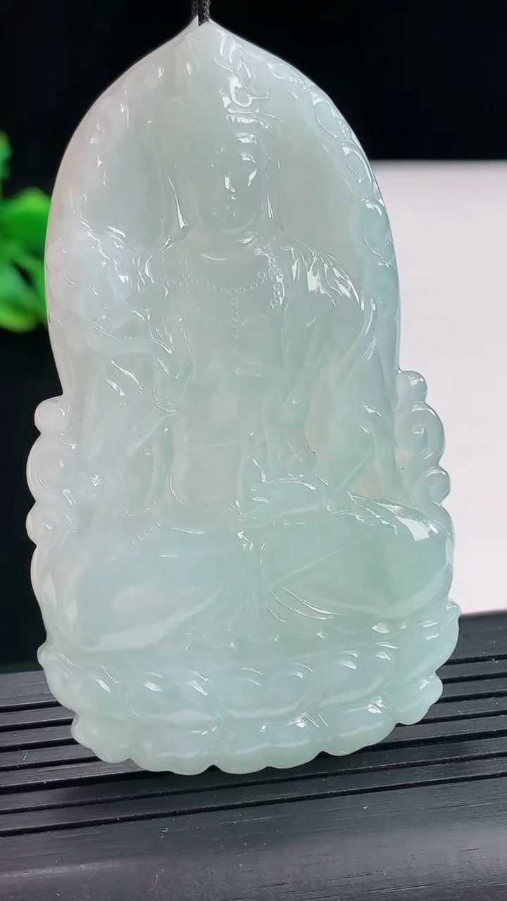 天然A货翡翠大势至菩萨吊坠，尺寸70-40-5.5重量:33.81g
4月25日