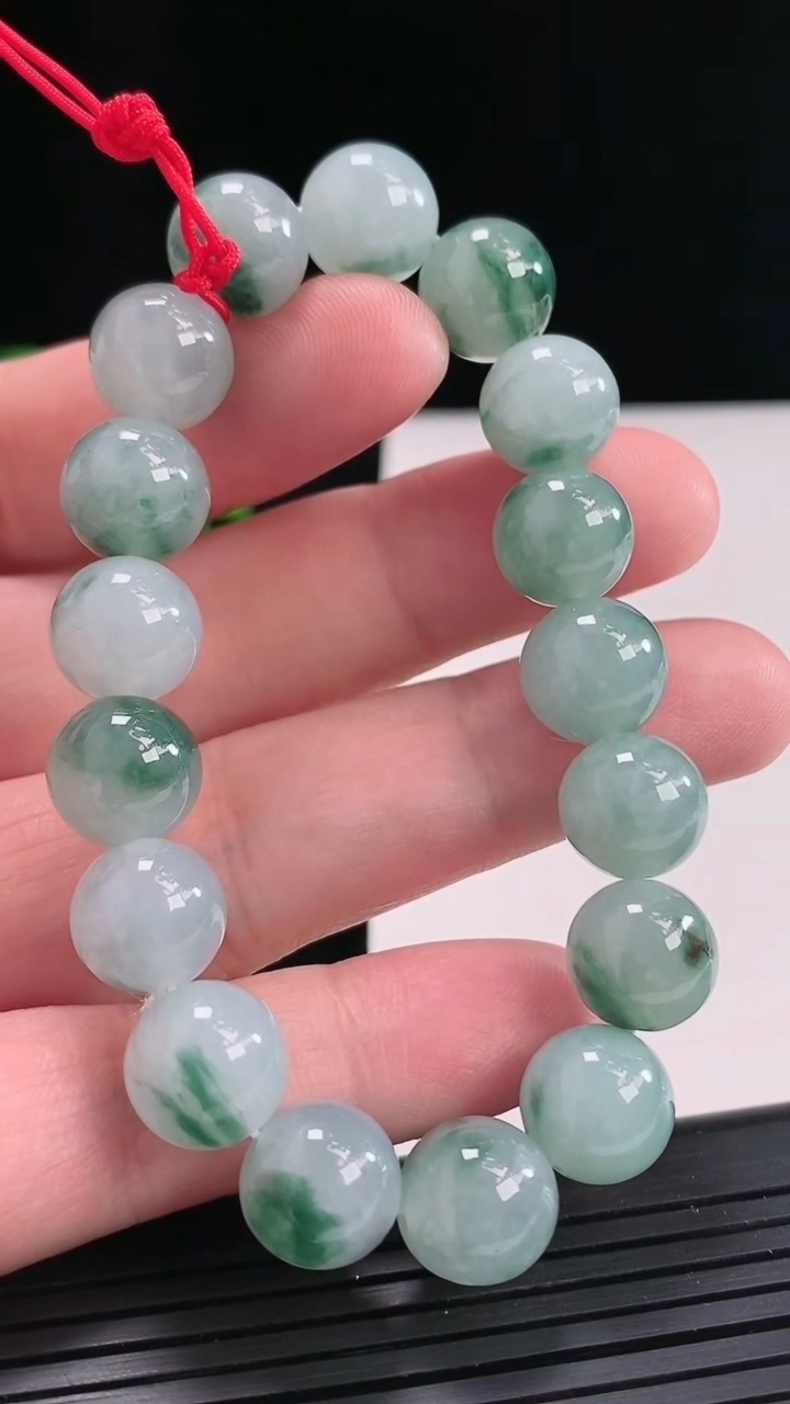 天然A货翡翠飘花圆珠手串，尺寸10.5-17颗重量:37.33g4月25日
工厂直销收藏佳品,种好水足，色泽均匀，有种有色，上手高大气！