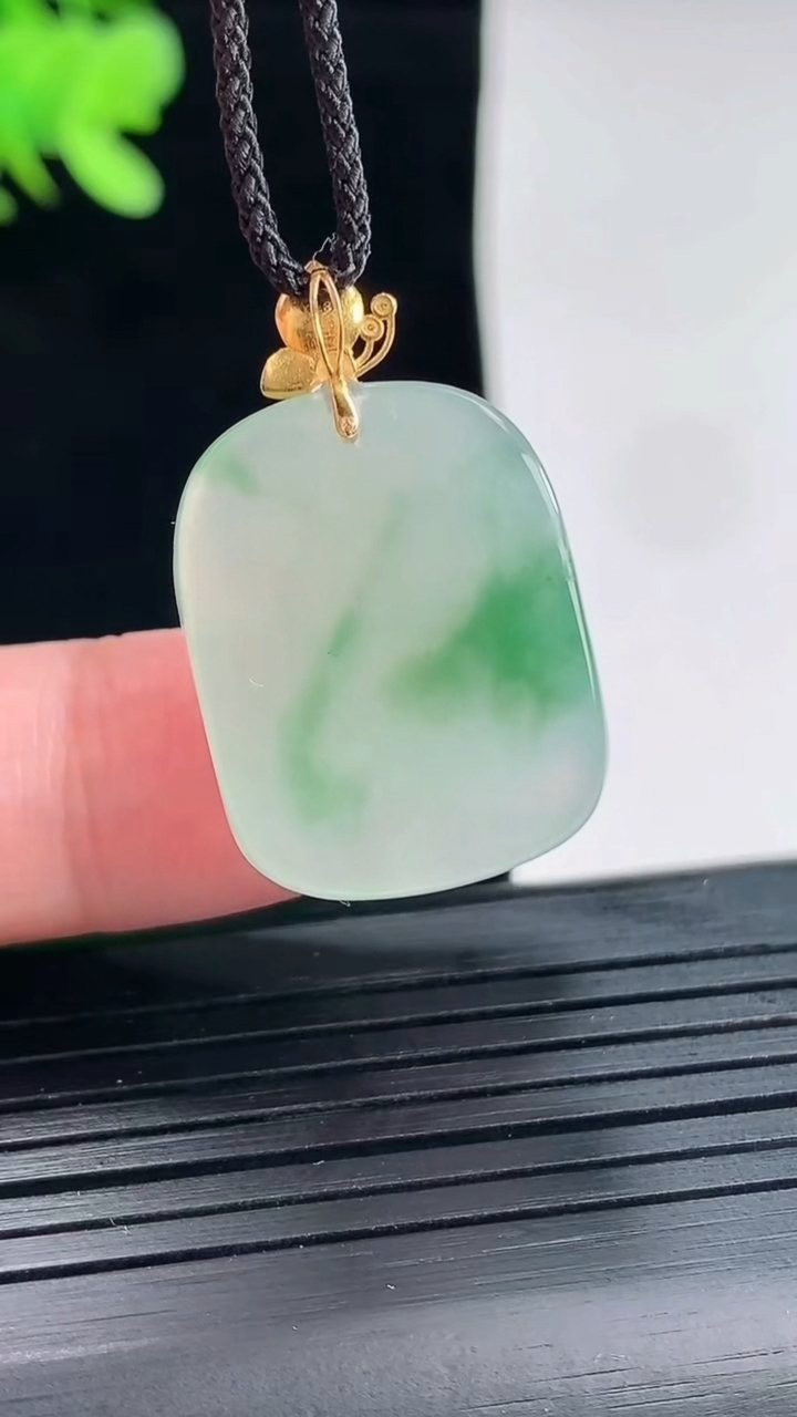 天然A货翡翠18k金飘花和和美美荷花吊坠，尺寸22-17.6-9.5重量:6.71g
4月25日