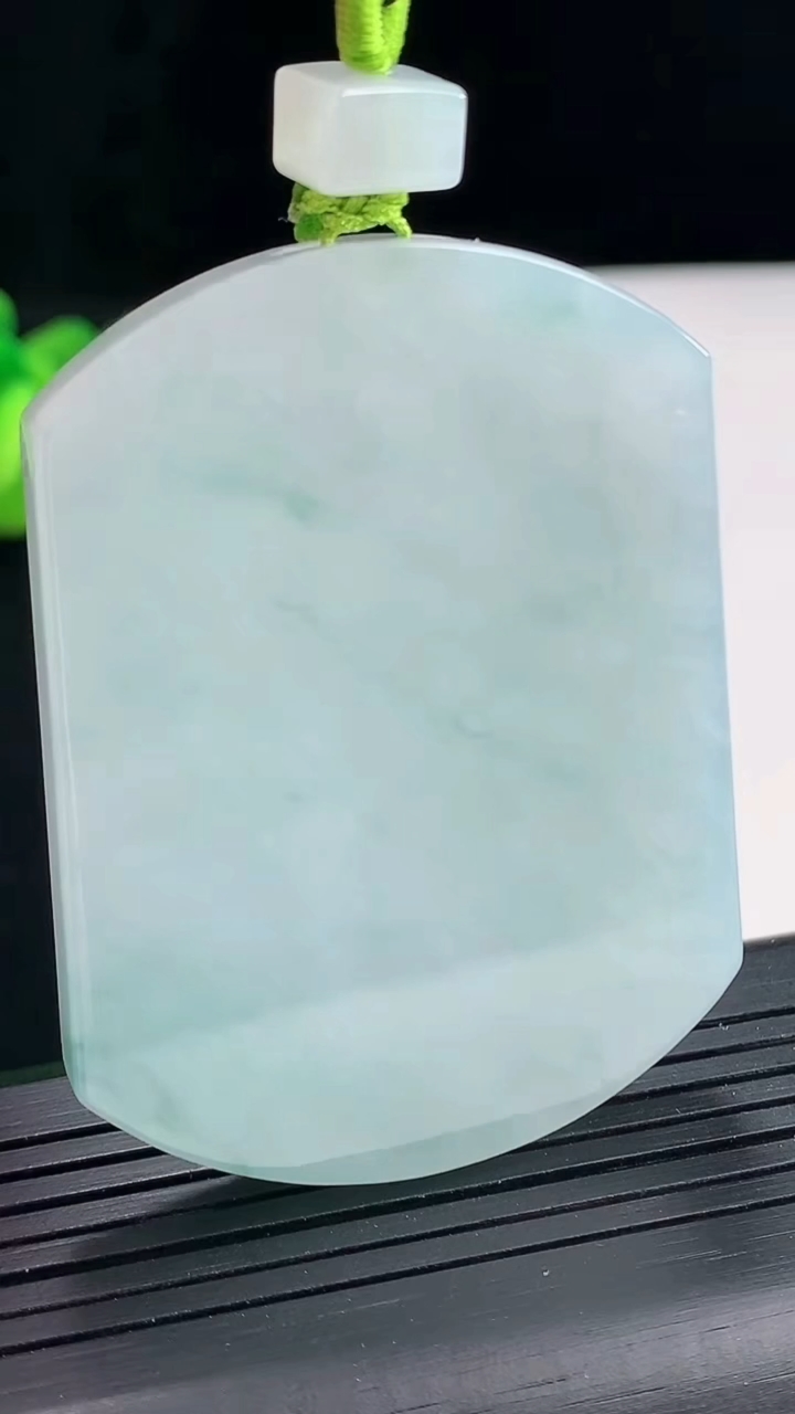 天然A货翡翠飘花无事牌吊坠，尺寸54-41-5.8重量:39.74g
4月25日