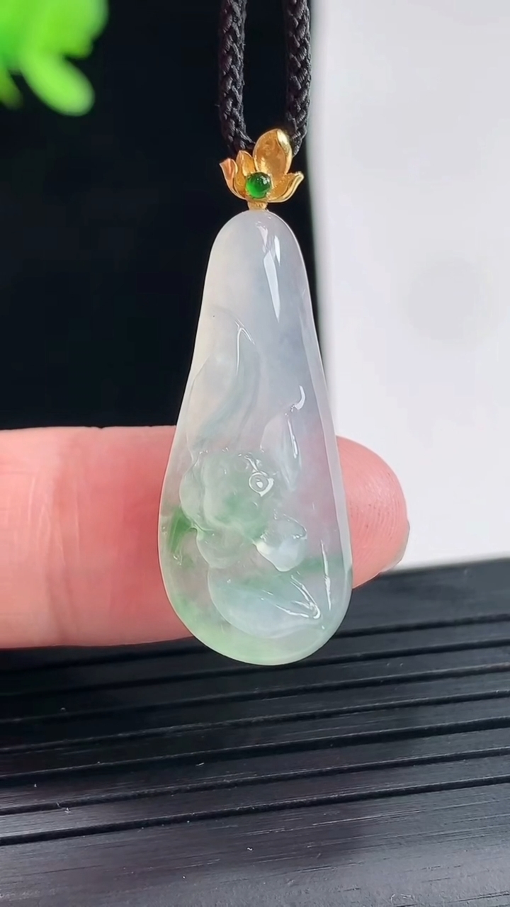 天然A货翡翠18k金飘花和和美美 荷花吊坠，尺寸28.6-12.5-6.6重量:3.39g
4月25