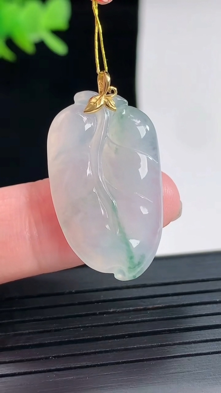 天然A货翡翠金枝玉叶 叶子吊坠，尺寸27-17-3.6重量:3.74g
4月25日