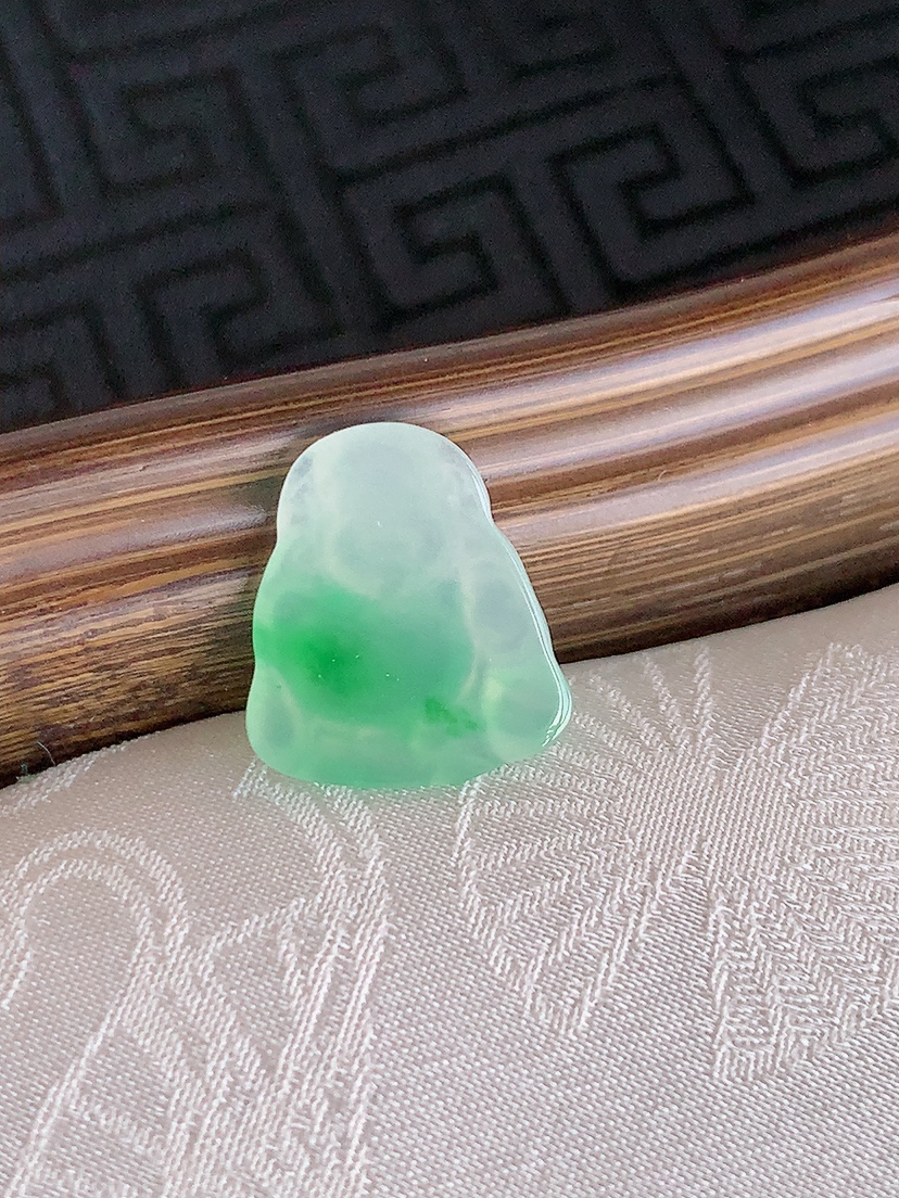 天然A货翡翠飘绿财神爷镶嵌件 
尺寸15.6-13.8-3.4mm 重量1.40g 0425