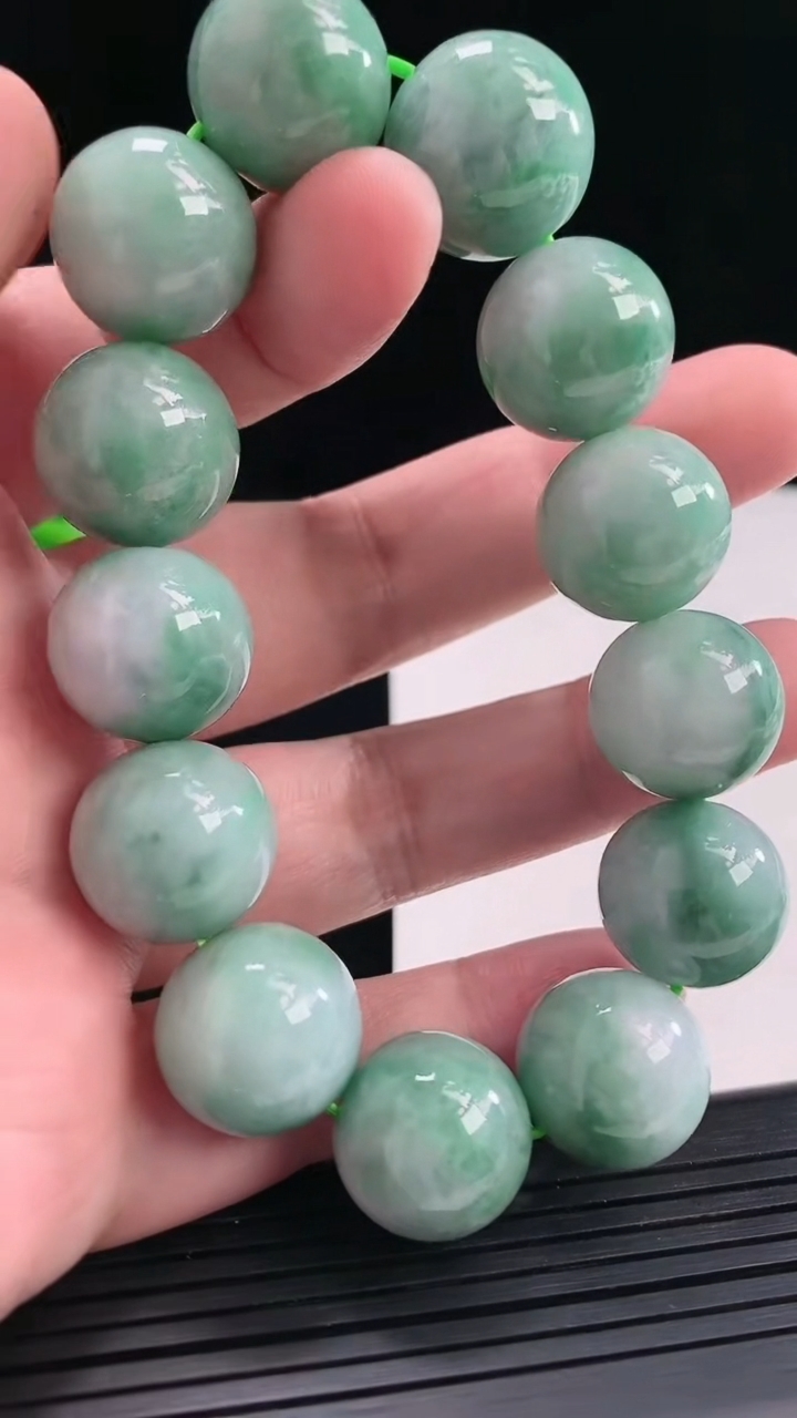 天然A货翡翠圆珠手串，尺寸16.6重:103.54g2294月25日
工厂直销收藏佳品,种好水足，色泽均匀，有种有色，上手高大气！