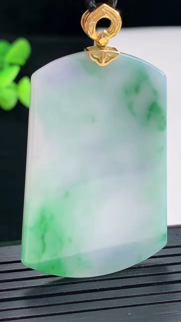 天然A货翡翠无事牌吊坠，尺寸49-32-2.6重量:12.18g
4月25日