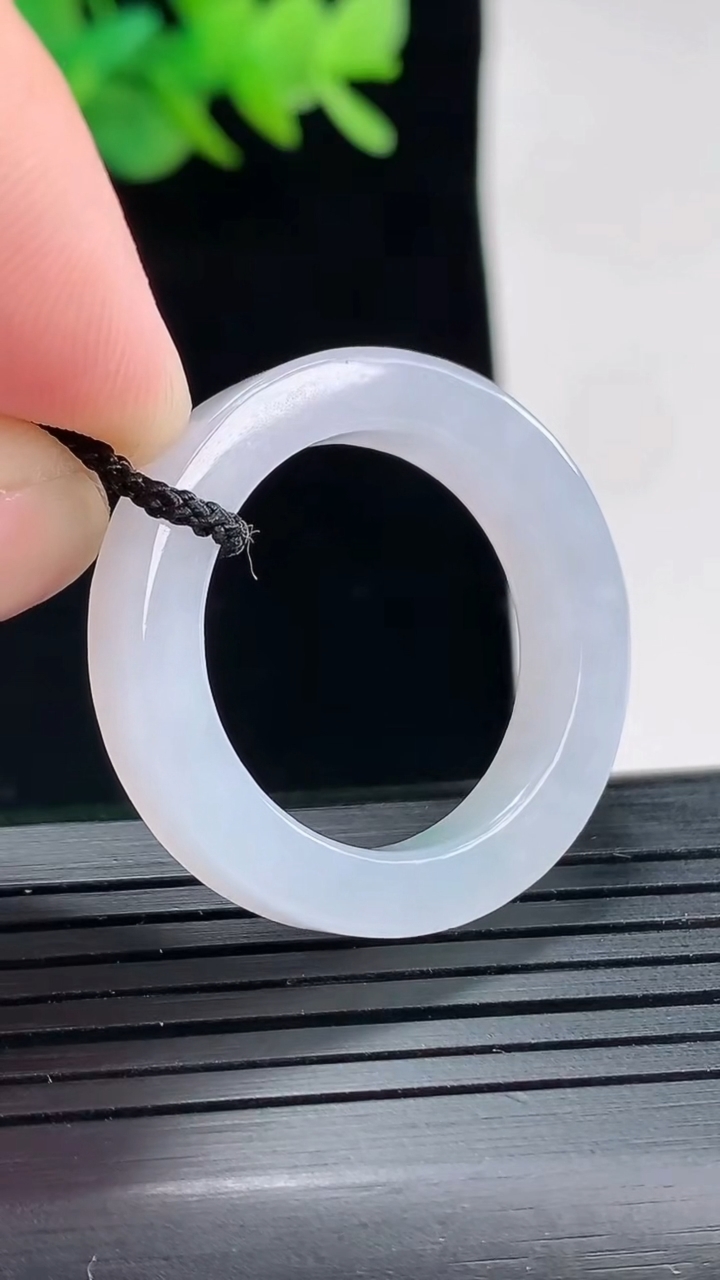 天然A货翡翠玉指环 戒指，尺寸22-5.6-4.2重量:7.30g2026年4月25日
工厂直销收藏佳品,种好水足，色泽均匀，有种有色，上手高大气！