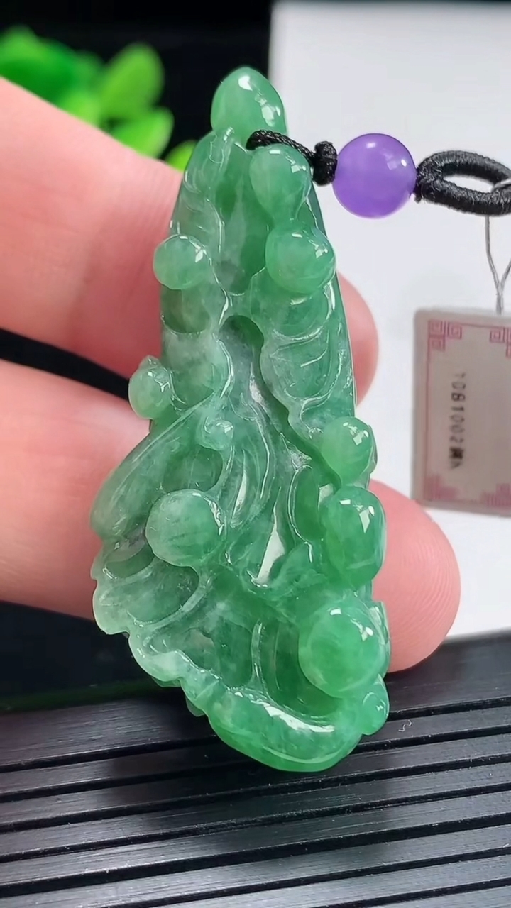 天然A货翡翠白菜吊坠，尺寸52-21.3-11重:16.41
4月25日