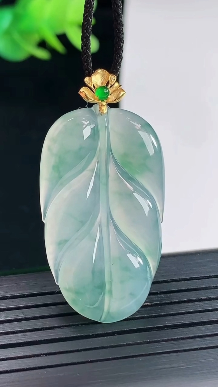 天然A货翡翠种飘花金枝玉叶 叶子吊坠，尺寸35-21-4重量:6.31g
4月25日