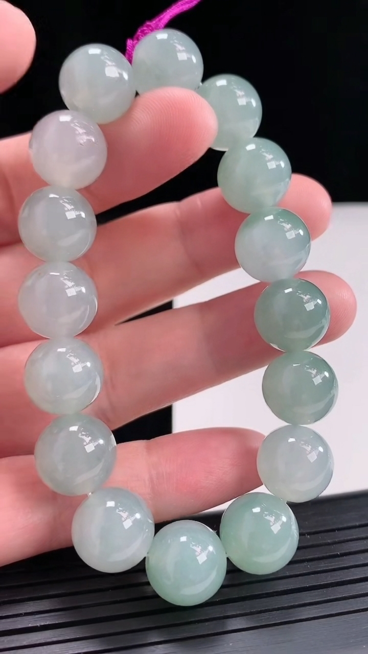 天然A货翡翠飘花圆珠手串，尺寸12.3-16颗重量:55.06g4月25日
工厂直销收藏佳品,种好水足，色泽均匀，有种有色，上手高大气！
