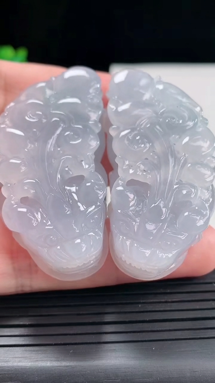 天然A货翡翠冰种紫罗兰貔貅吊坠一对，尺寸51-26.5-14.2重量:84.02g
4月25日