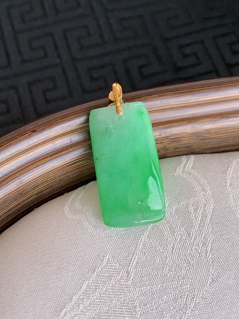 天然A货翡翠18K金扣头满绿竹节节节高升吊坠 
尺寸26.8-22.2-11.7-3.3mm 重量2