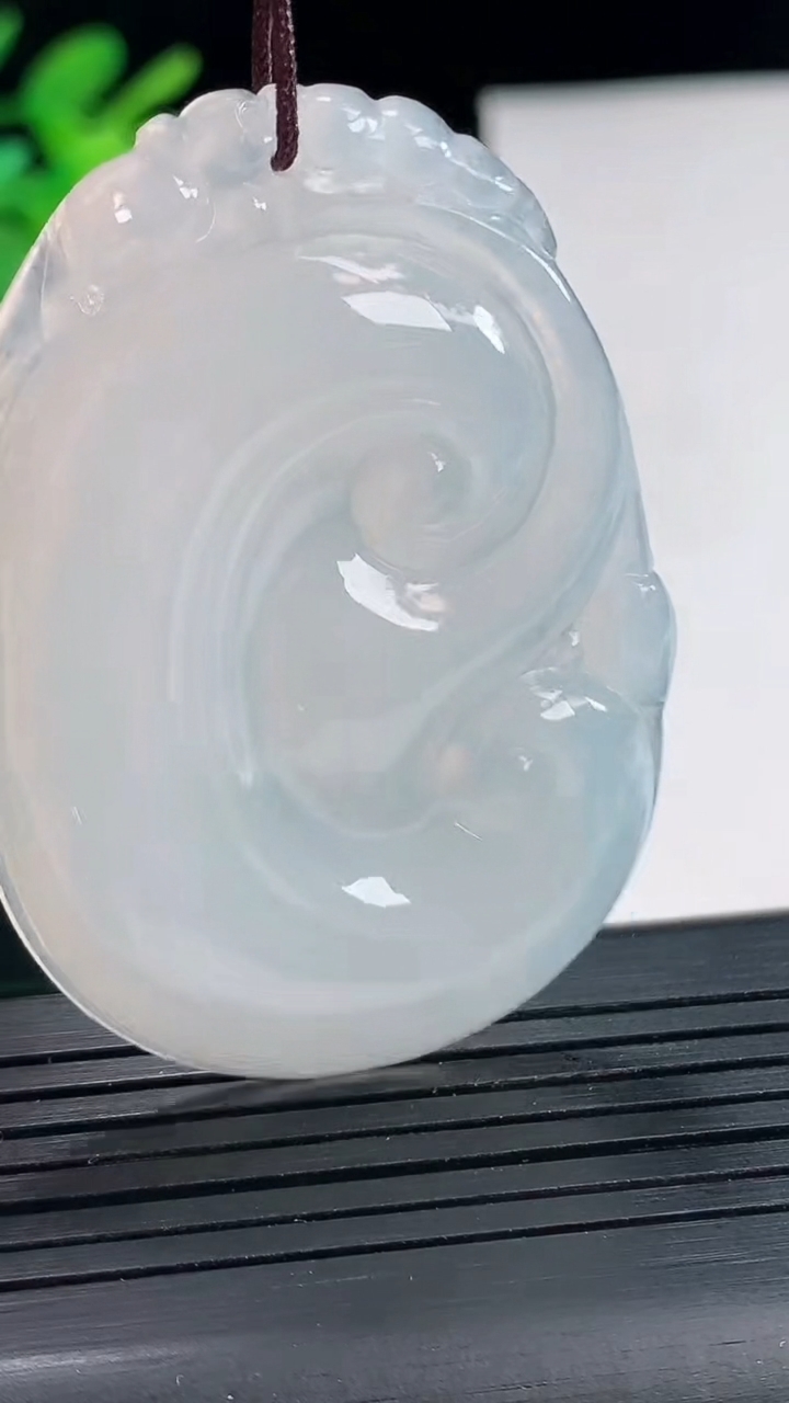 天然A货翡翠如意吊坠，尺寸52-37.6-5.9重量:20.95g
4月25日