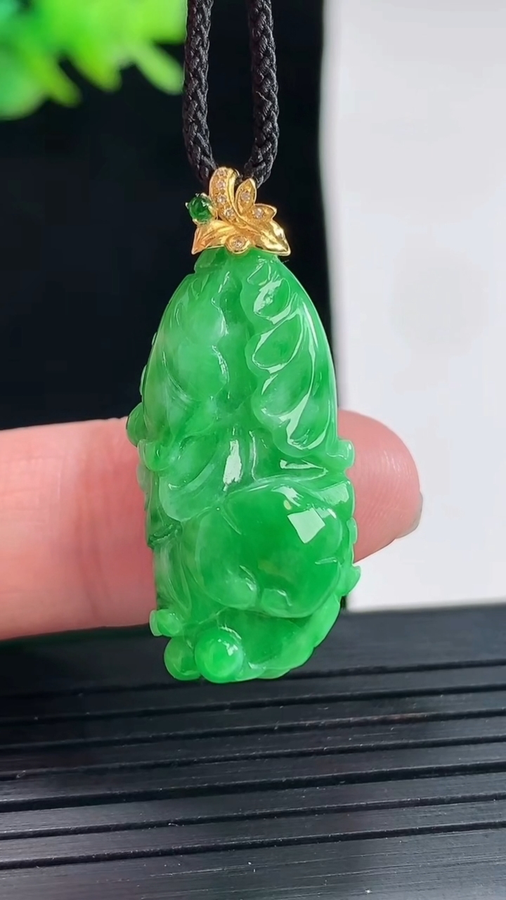 天然A货翡翠白菜吊坠，尺寸28-14-9.5重量:6.50g
4月25日