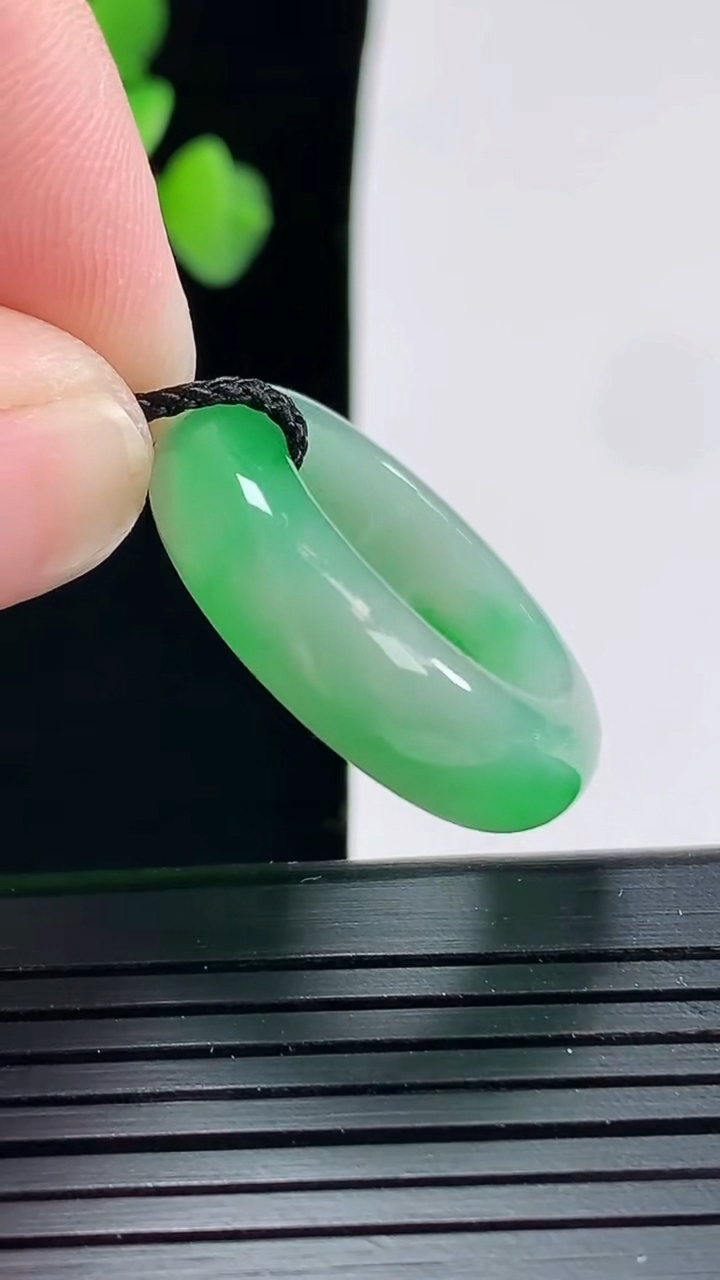 天然A货翡翠玉指环戒指，尺寸18-7-4.6重量:6.39g2026年4月25日
工厂直销收藏佳品,种好水足，色泽均匀，有种有色，上手高大气！