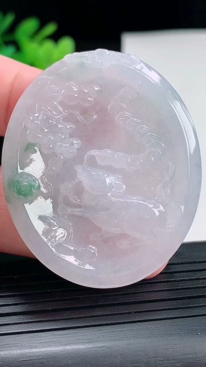 天然A货翡翠飘花生肖鼠吊坠，尺寸49.6-42-5.8重量:22.46g
4月25日