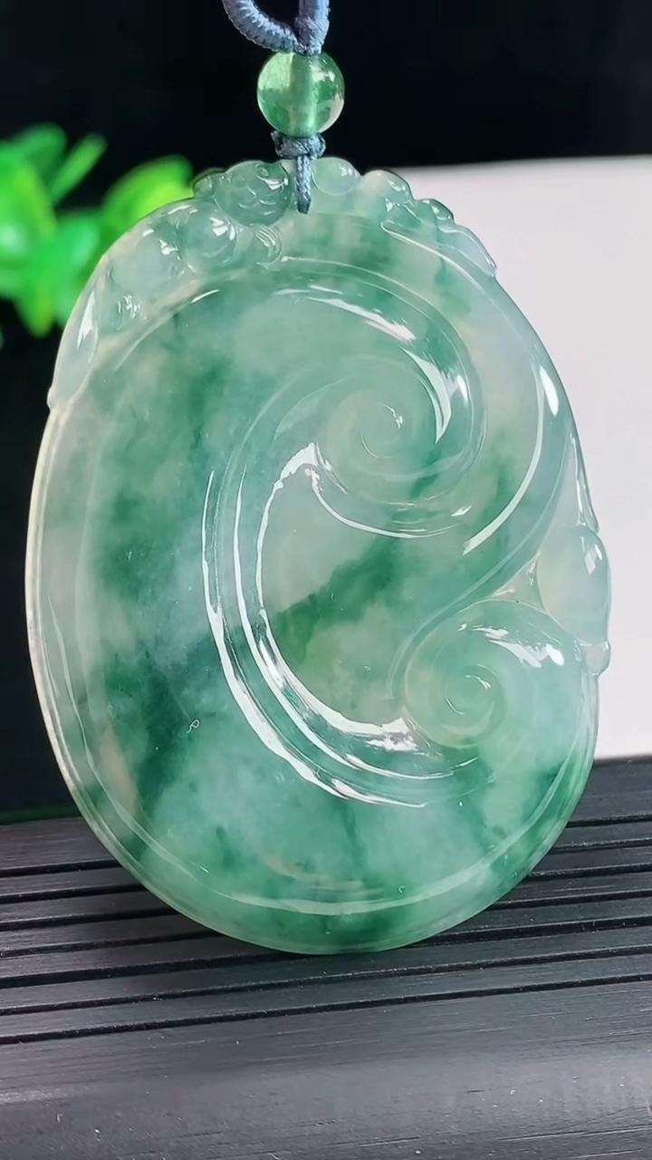 天然A货翡翠飘花如意吊坠，尺寸56-42-5重量:24.34g
4月25日