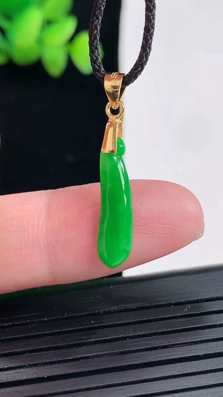 天然A货翡翠福瓜吊坠，尺寸81.7-4.9-1.8重:0.60g255
4月25日