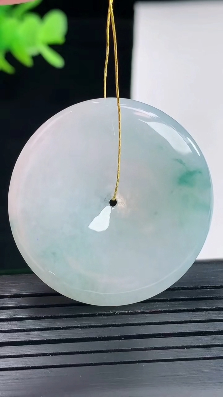 天然A货翡翠飘花平安扣吊坠，尺寸36-5.5重量:16.37g
4月25日