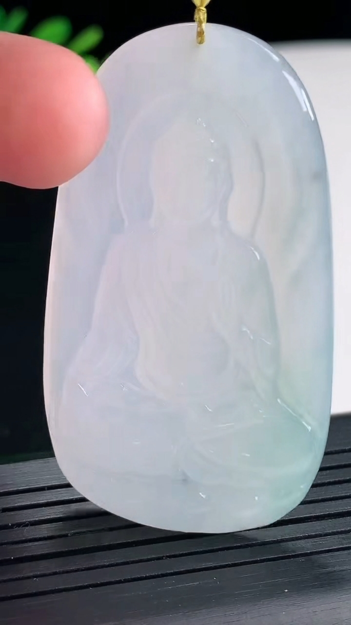 天然A货翡翠大日如来佛吊坠，尺寸57.2-33-4.5重量:19.41g
4月25日