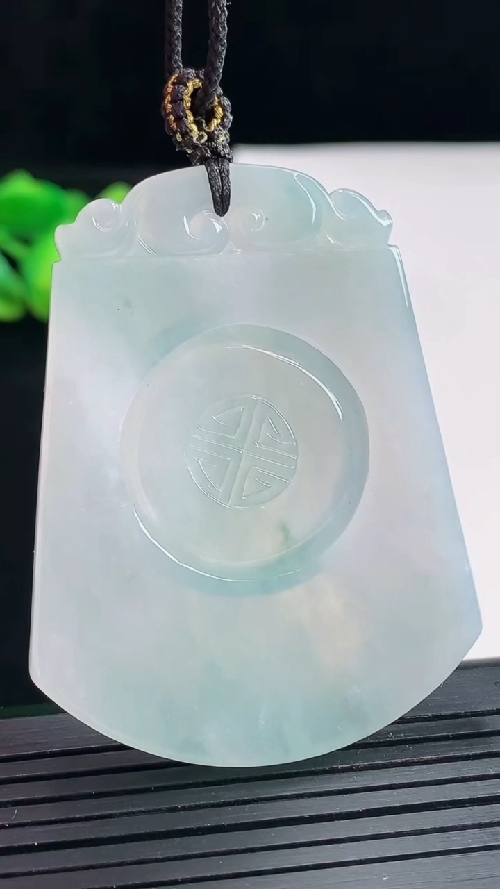 天然A货翡翠飘花仿古无事牌吊坠，尺寸54-41.6-4重量:23.01g
4月25日