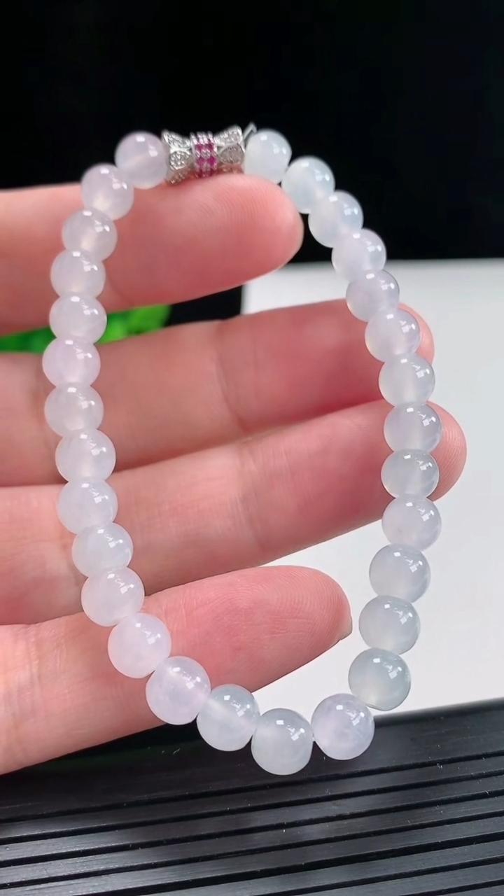 天然A货翡翠紫罗兰圆珠手串，尺寸6.5-29颗重量:15.79g4月25日
工厂直销收藏佳品,种好水足，色泽均匀，有种有色，上手高大气！