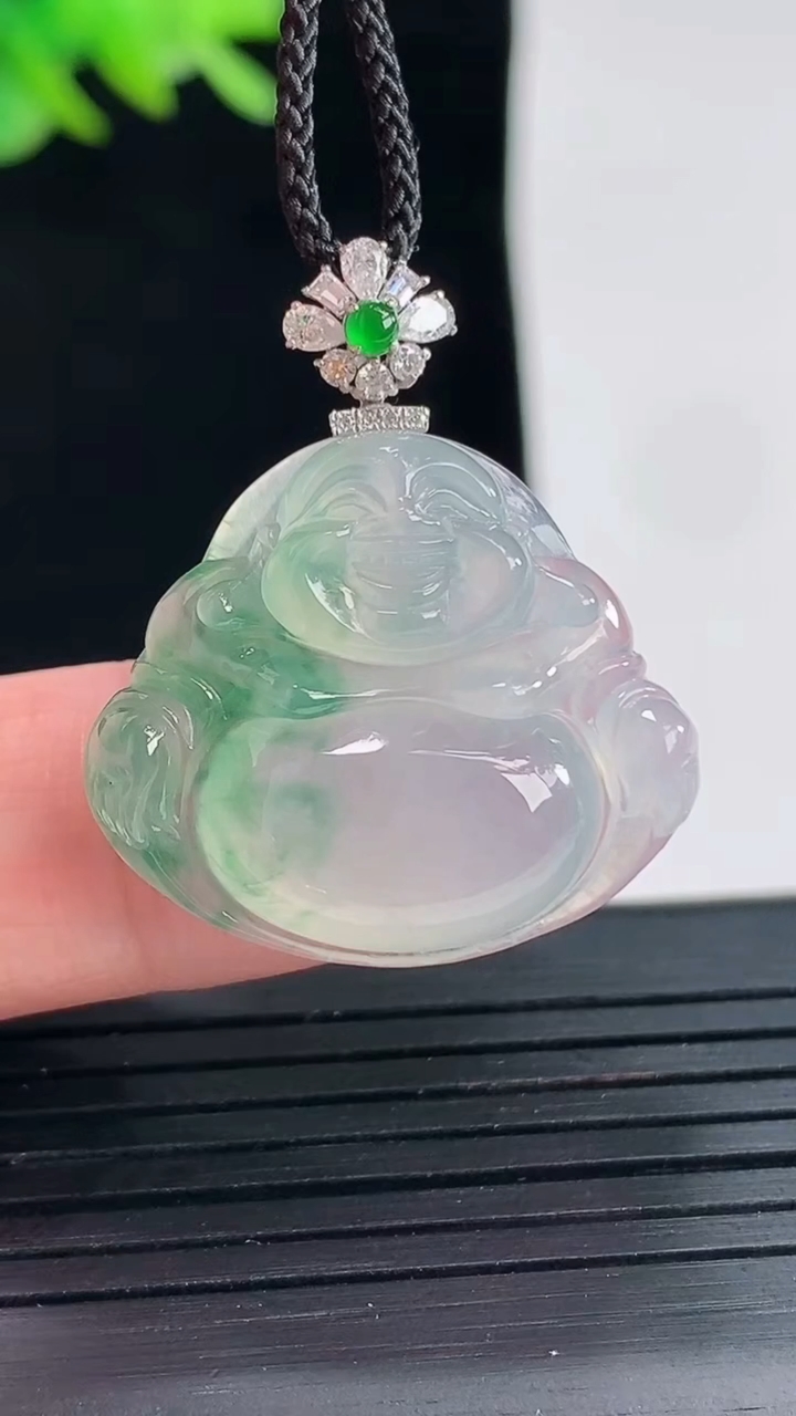 天然A货翡翠种飘花佛公吊坠，尺寸21.6-25-5.8重量:5.59g
4月25日